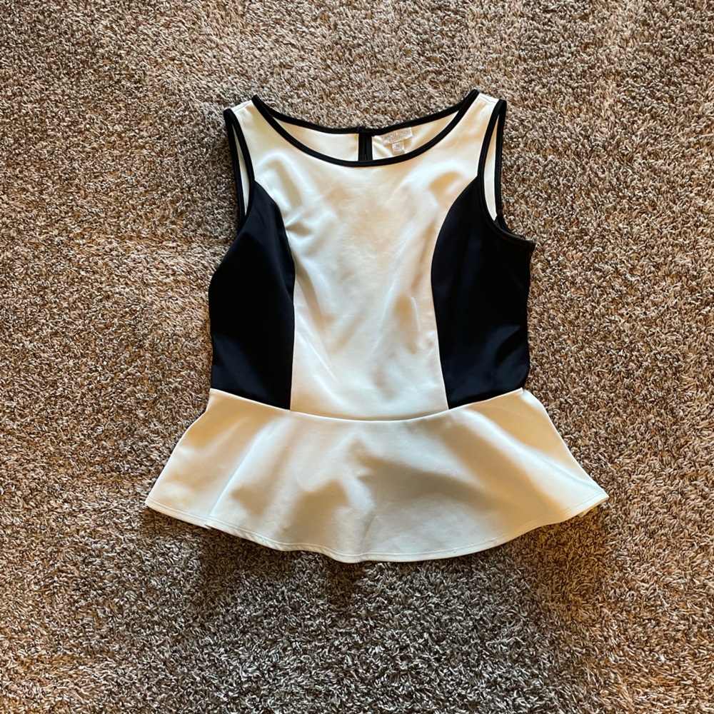 Sleeveless flare women’s top